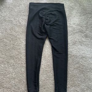 Scrunchie buttocks leggings, thick material great stitching, from Amazon worn2x